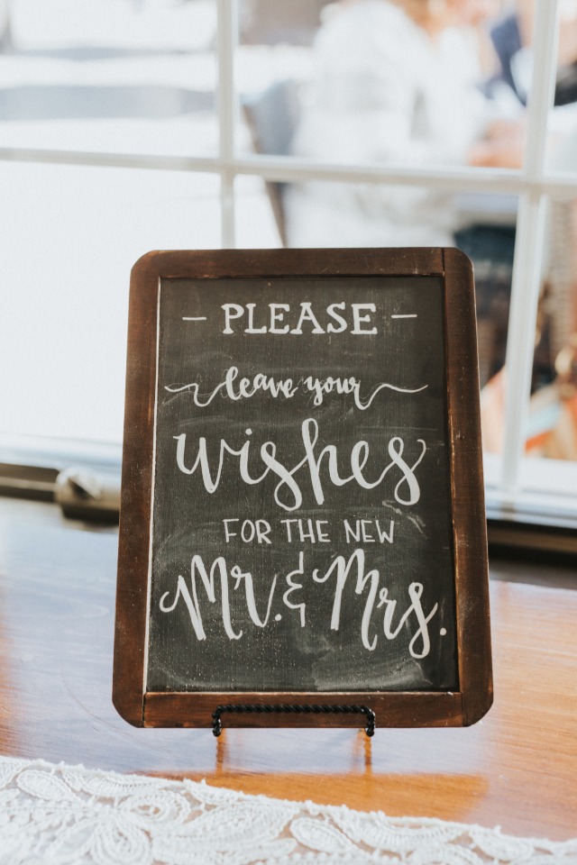 please leave your wishes for the new mr and mrs sign