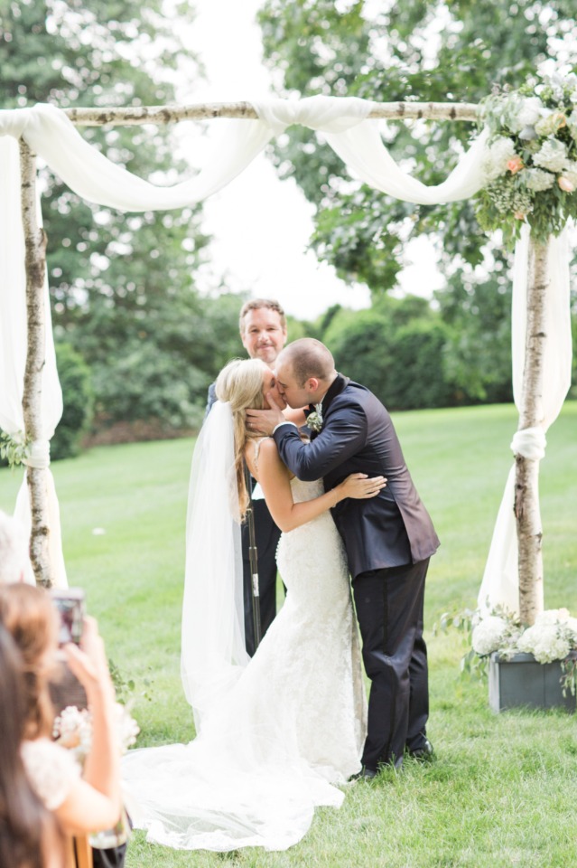 Just Married kiss