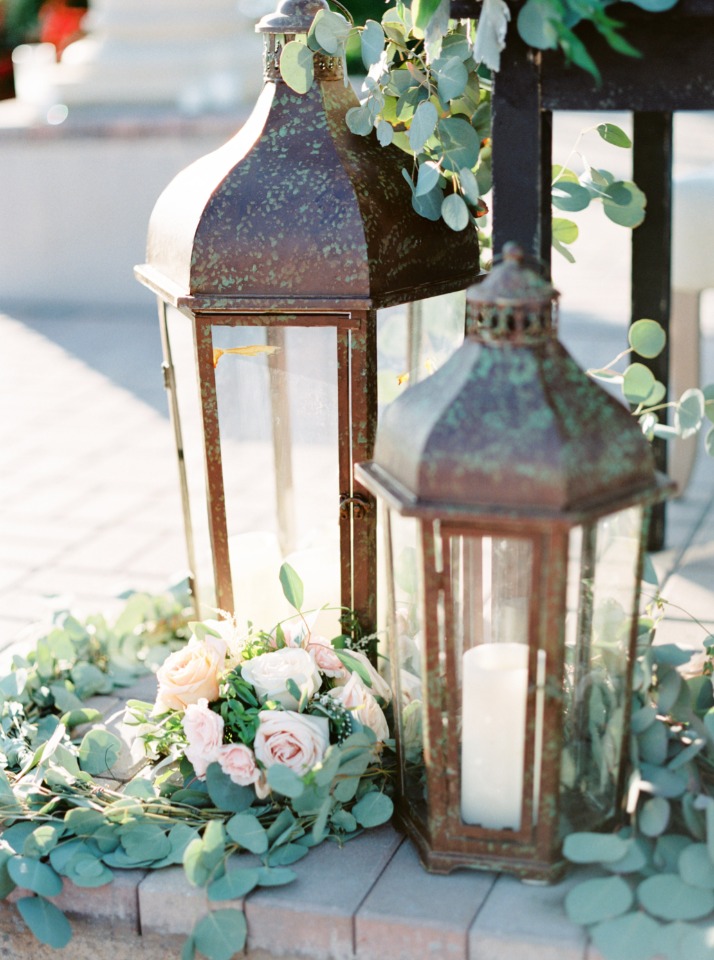 rustic giant lanterns for your wedding decor
