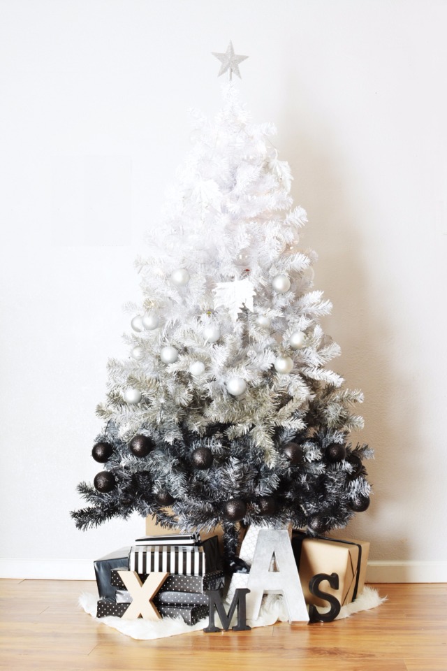 black and white has never looked so good on a Christmas tree