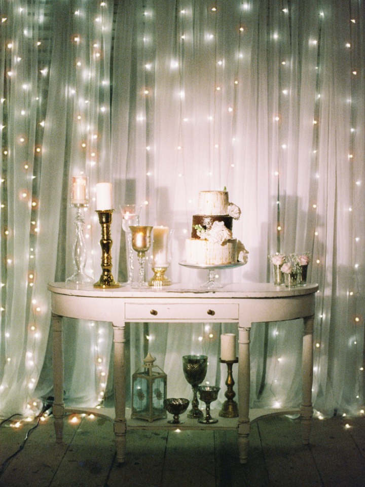 gold and sliver cake table
