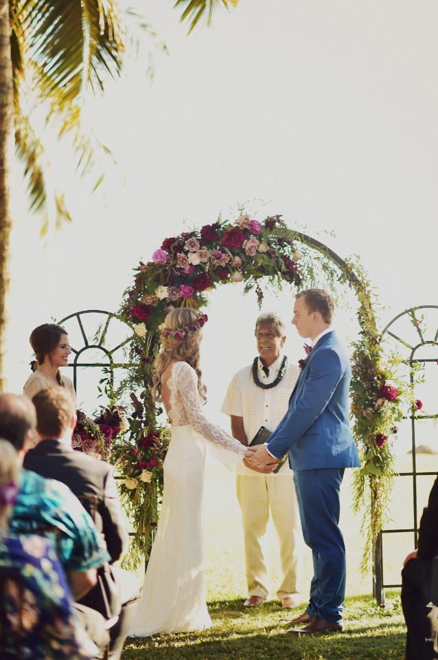 Beautiful outdoor Hawaiian wedding