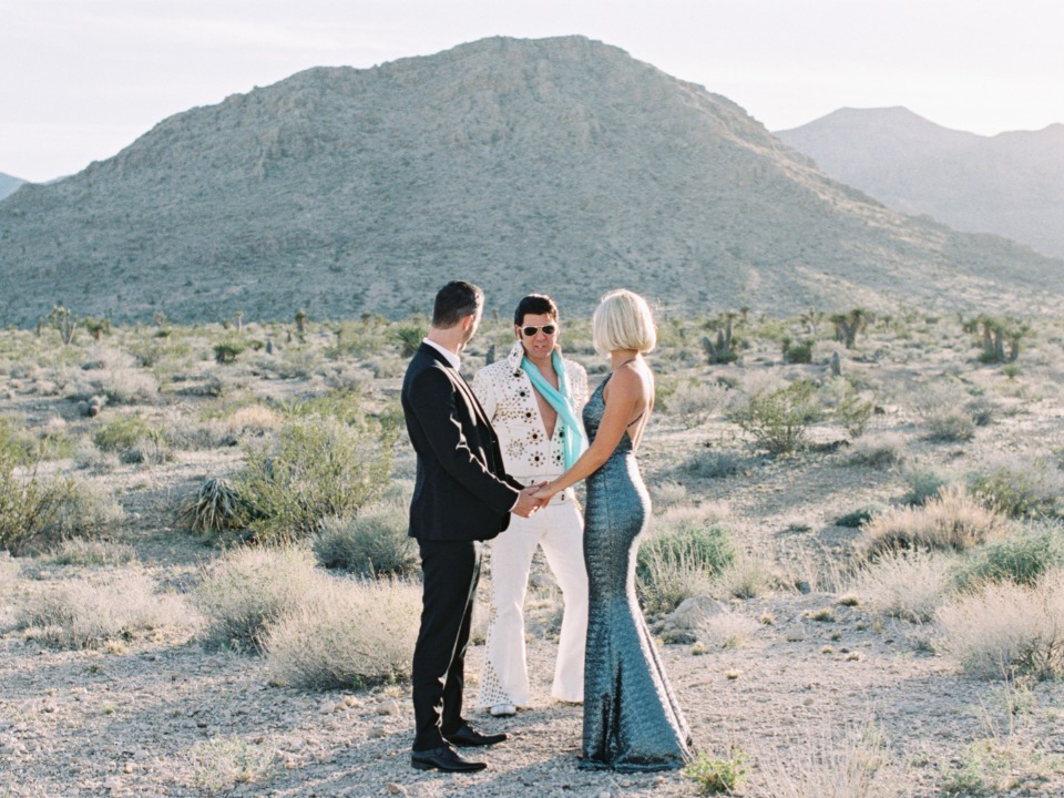 Wedding ceremony with Elvis impersonator in desert landscape