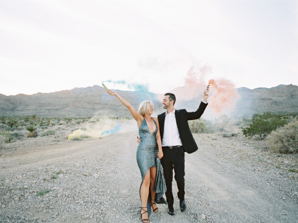 Smoke bomb photo session for your desert elopement