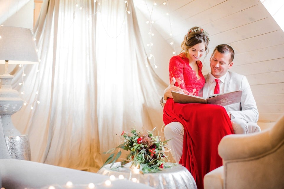 getting cozy on your holiday themed wedding