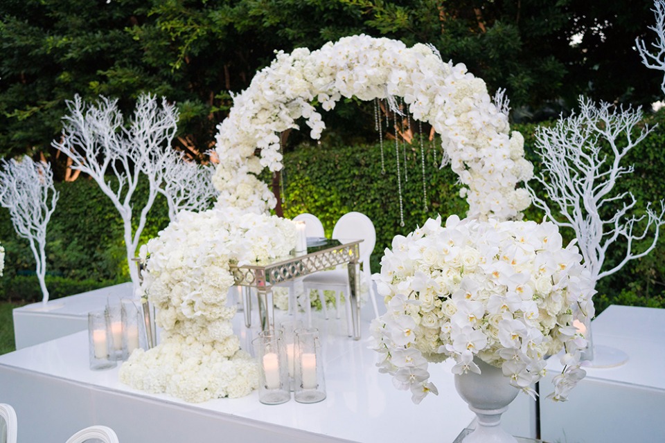wintry white sweetheart table