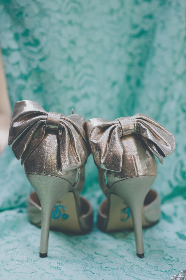 Metallic heels with bows