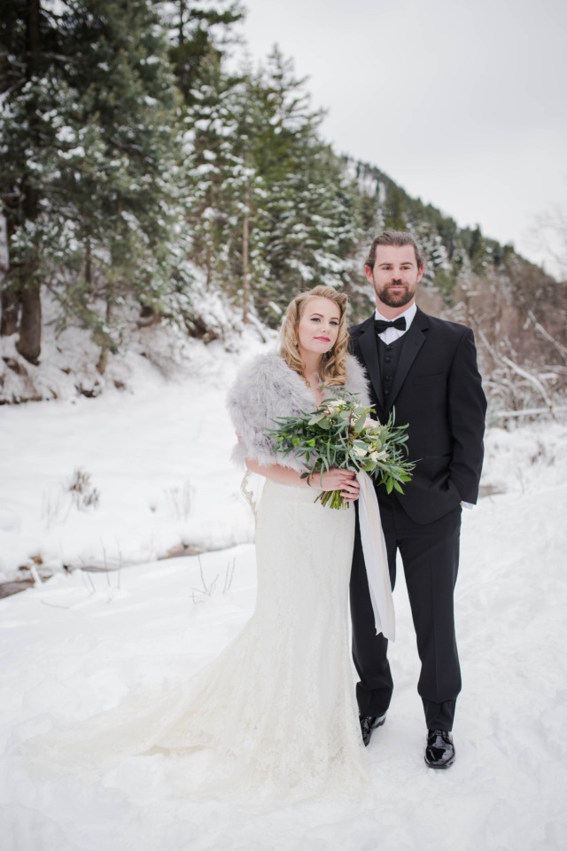 winter wedding photo ideas in the snow