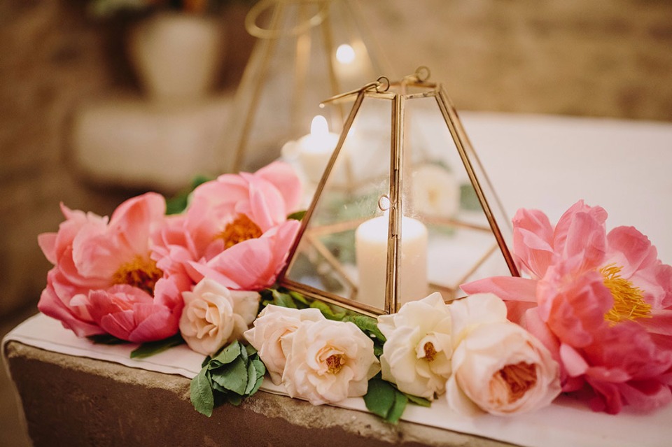 Ceremony decor with lanterns and flowers