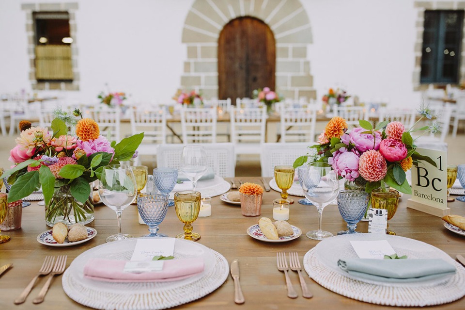 Bright and cheerful table decor