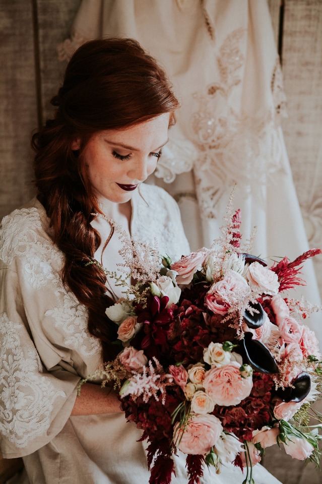 bride and her red and pink bouquet