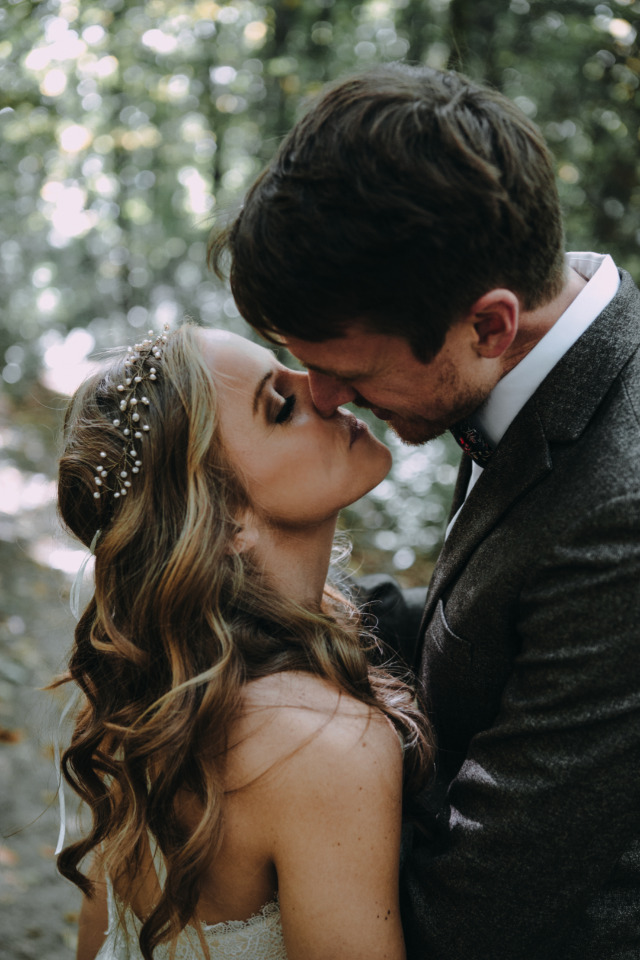 cute wedding kiss for a woodsy wedding