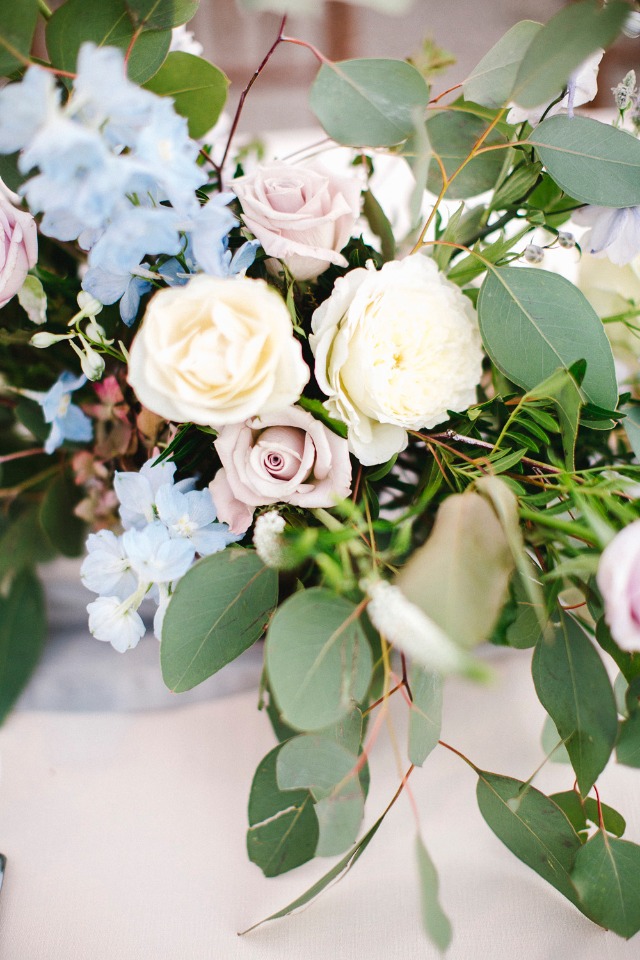 blue, dusty pink and white flower arrangement