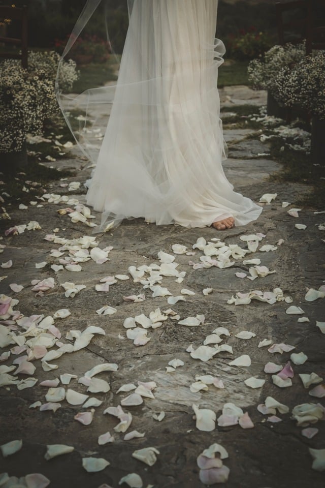 flower petals for your wedding aisle