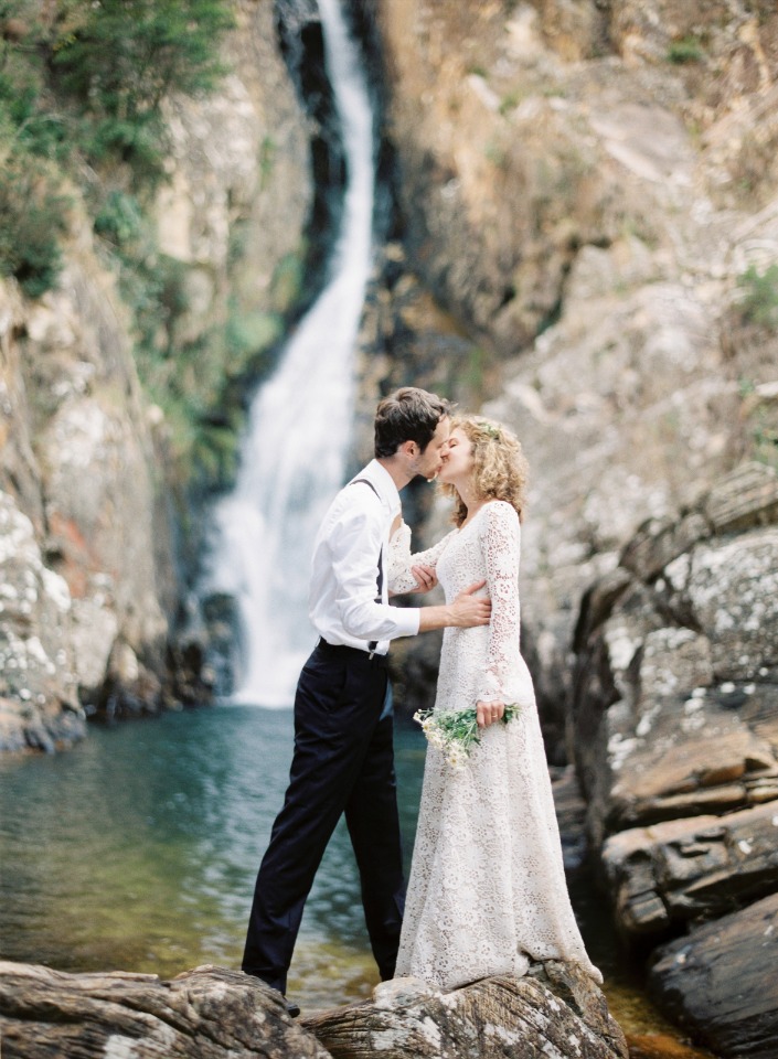 waterfall wedding kiss