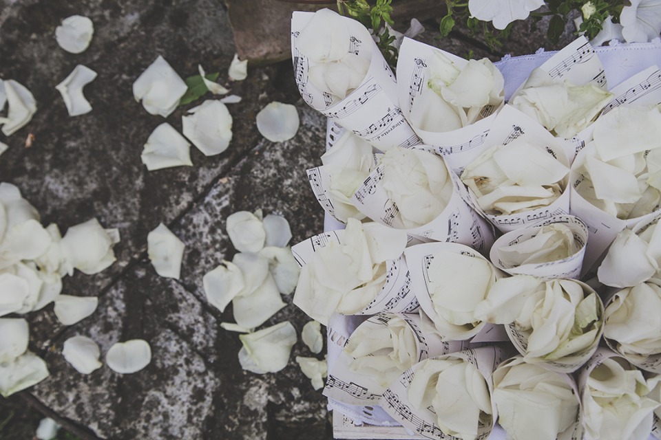 petals to be tossed on the newlyweds