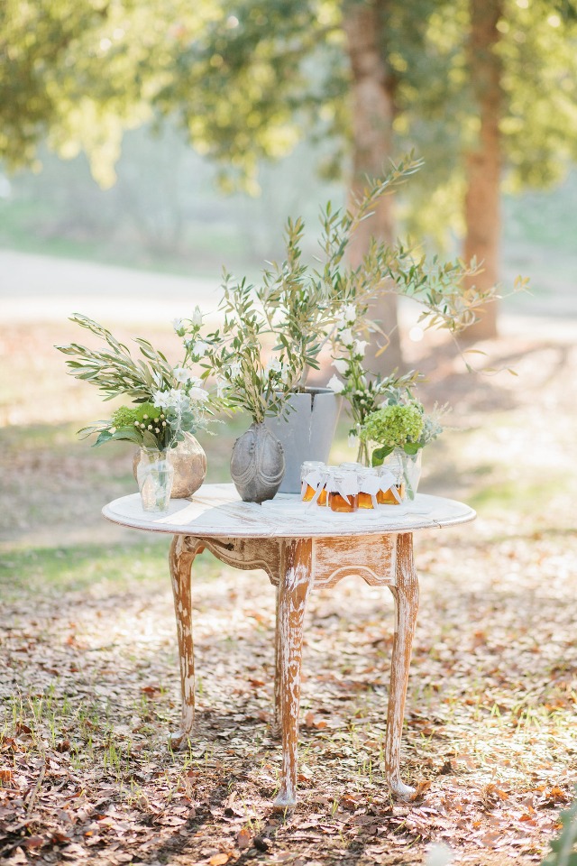 Greenery details and honey favors