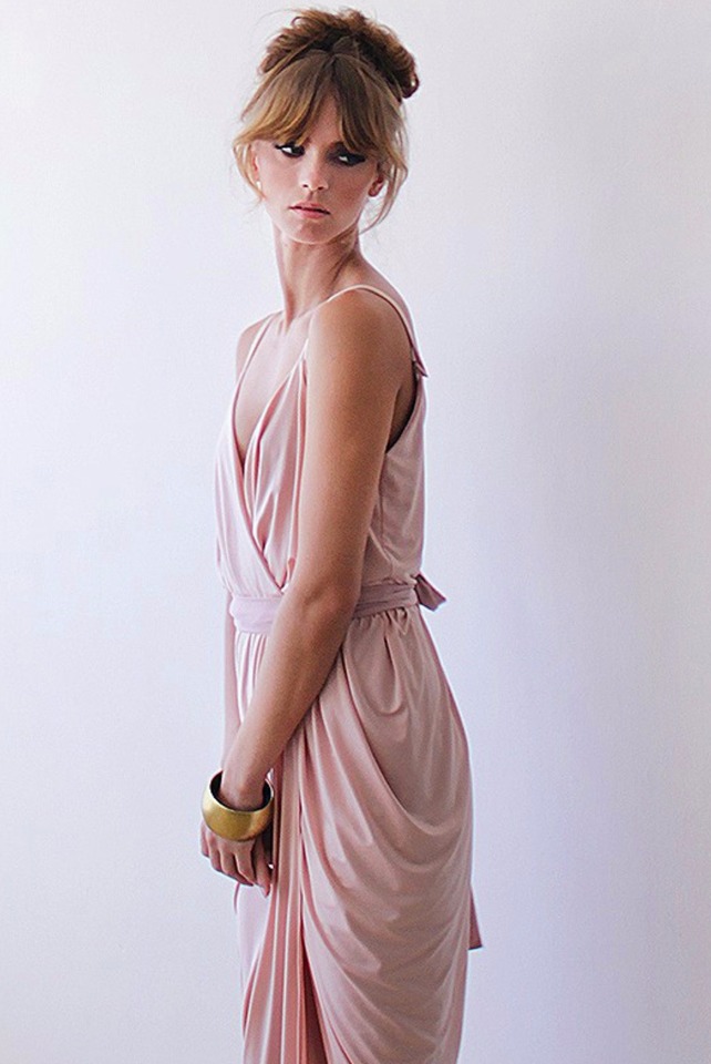 flirty bridesmaid dress in blush pink with gold accessorries #wcstyleandpose