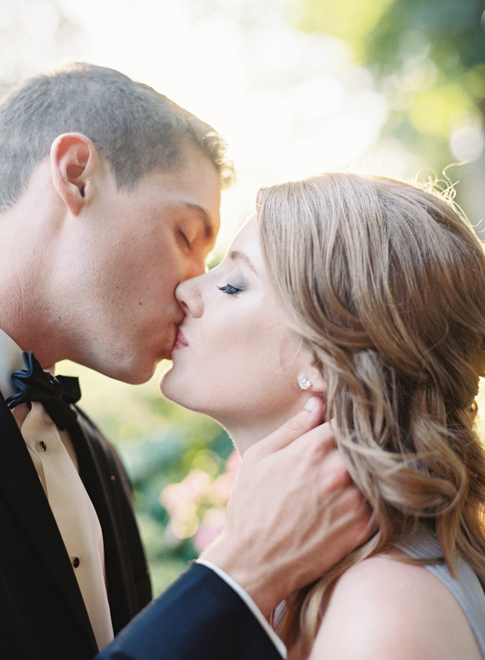 seal the deal with an engagement session kiss