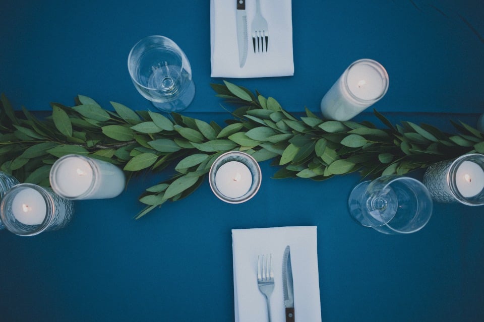 simple blue and white wedding table