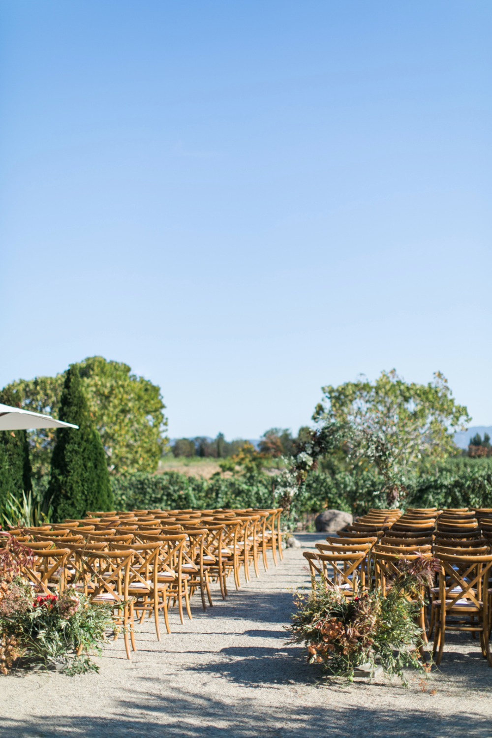 simple and chic outdoor ceremony