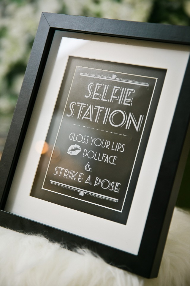 selfie station sign