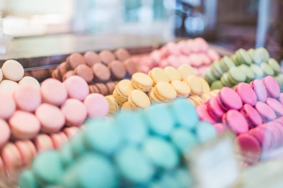 macarons in many different colors and flavors