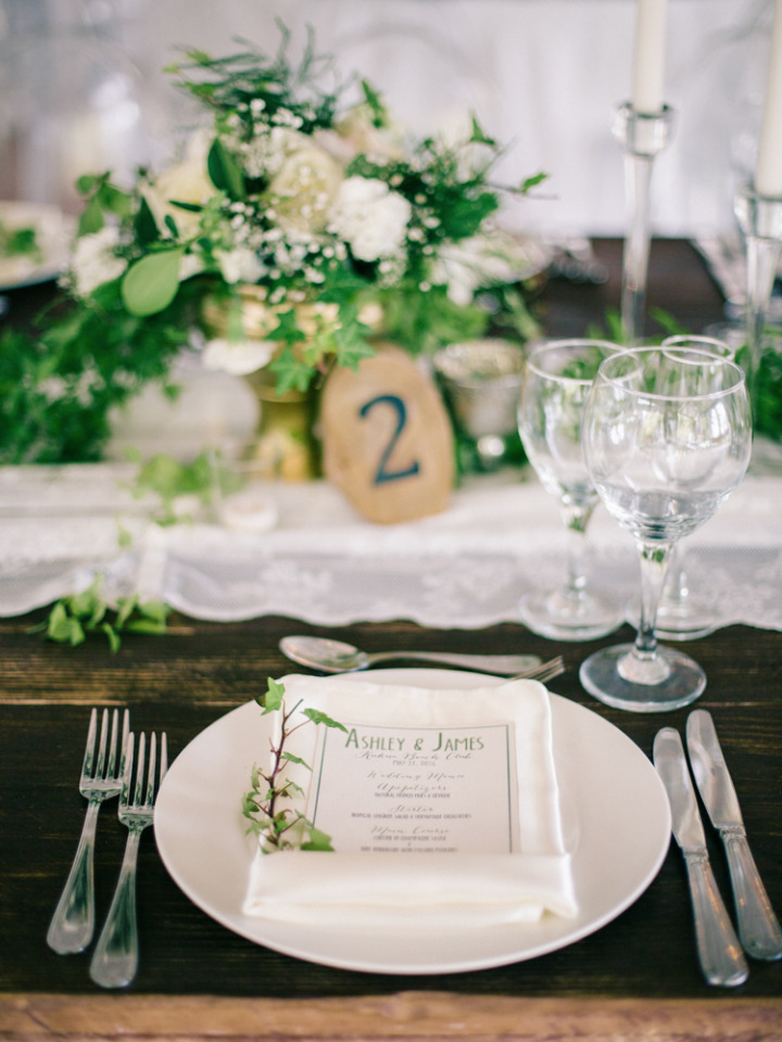 simple and pretty wedding place settings