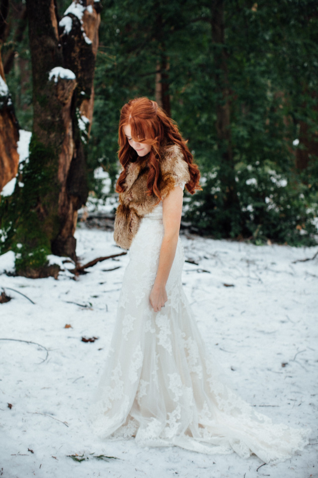 beautiful winter bride look with fur wrap