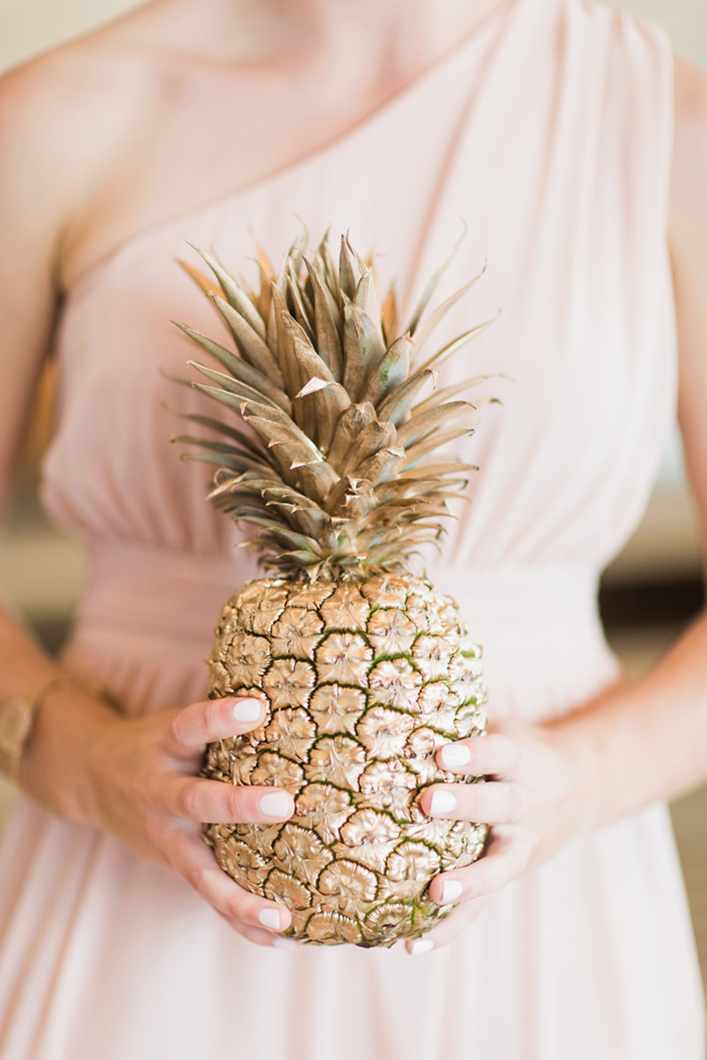 gold pineapple wedding decor