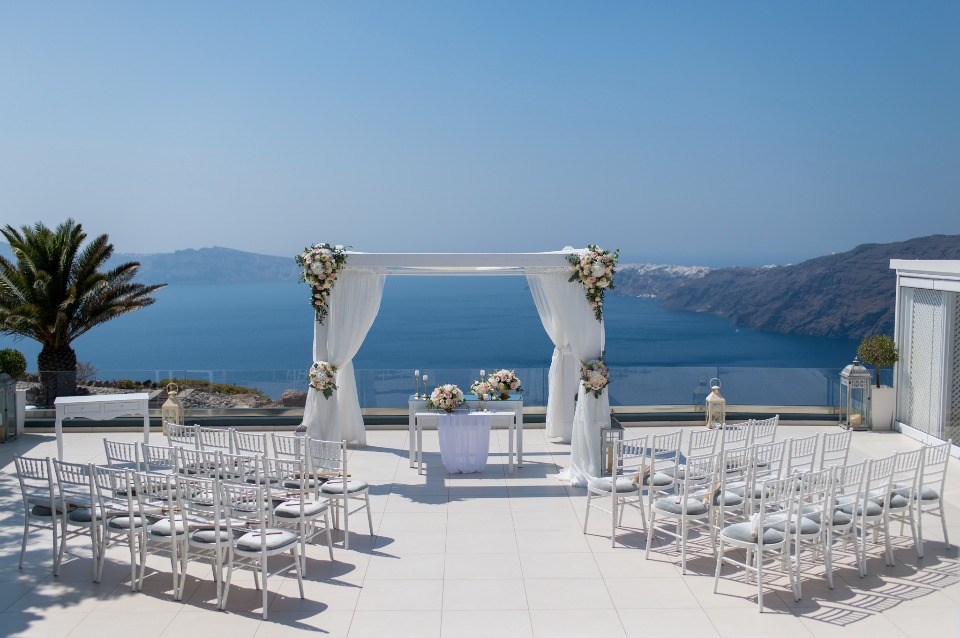 wedding ceremony on a cliff in Greece