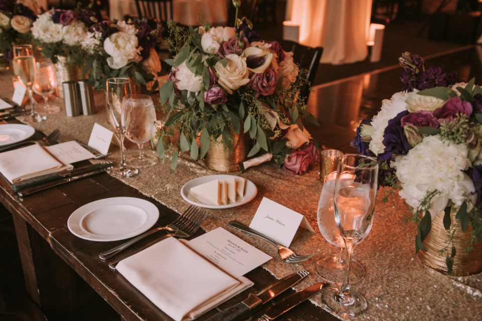 Sparkly gold table runner and bouquets