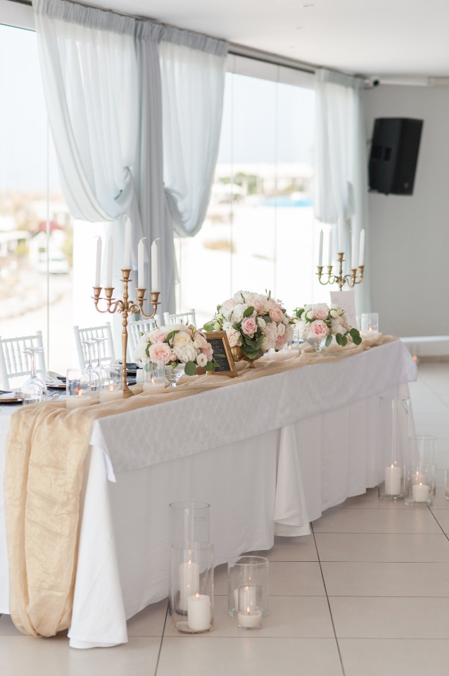 gold and white head table