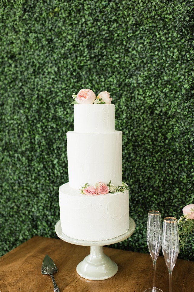simple and elegant white wedding cake