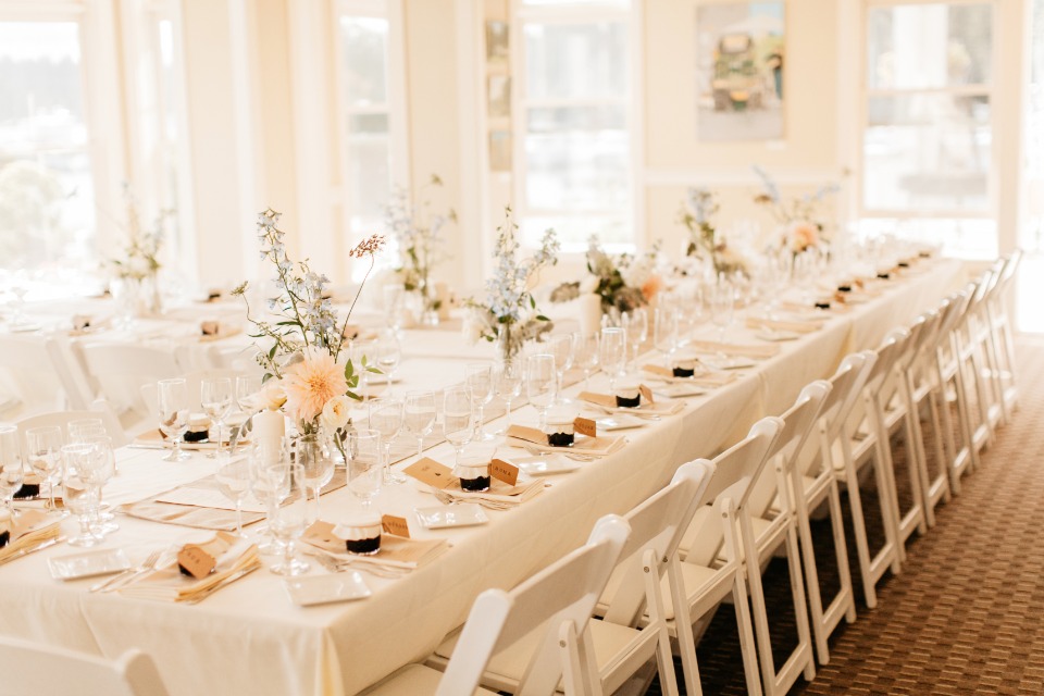 Insanely pretty and simple table set up
