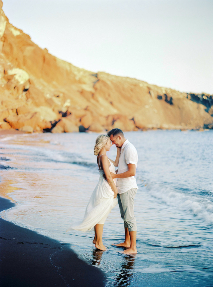 Engagement session on the beach of Santorini
