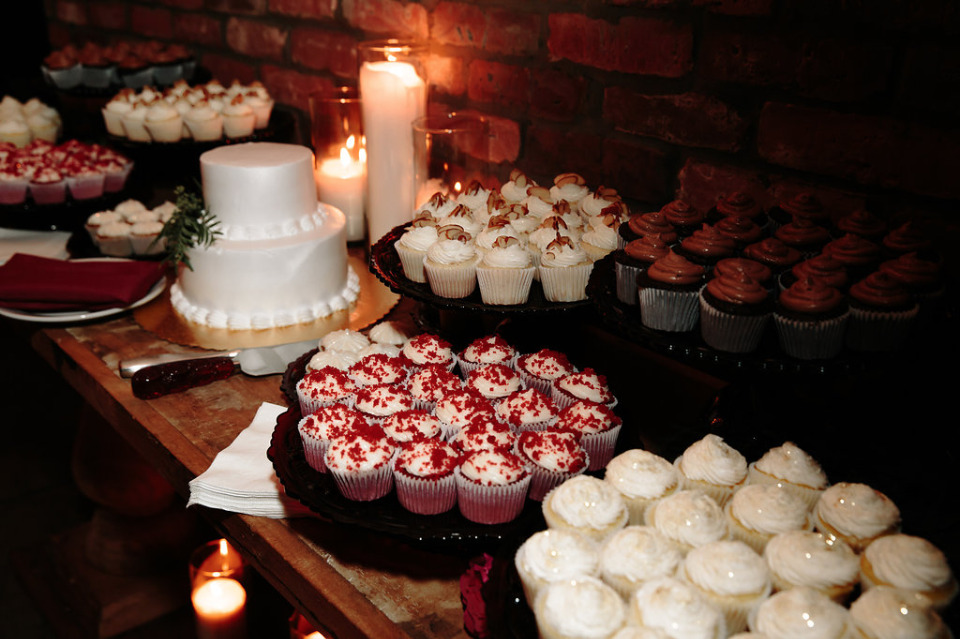 red and white wedding cupcakes