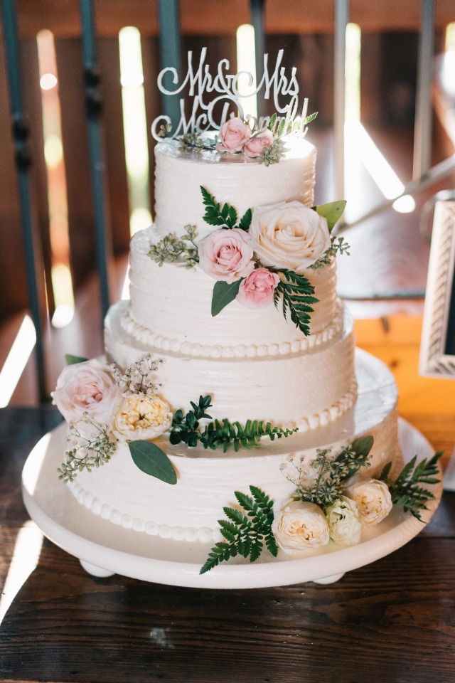 lovely and classic wedding cake