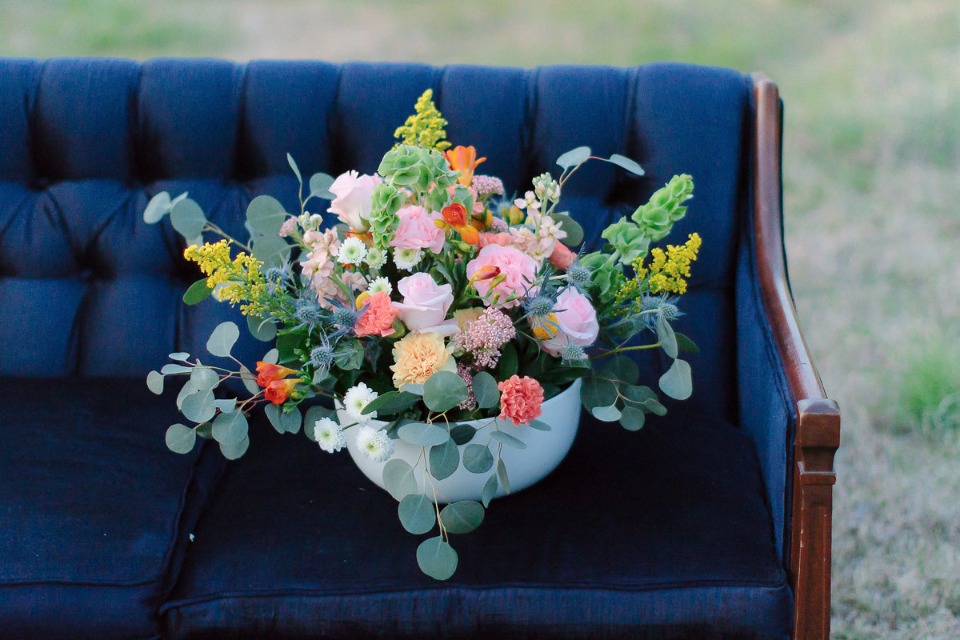 modern wedding flower arrangement