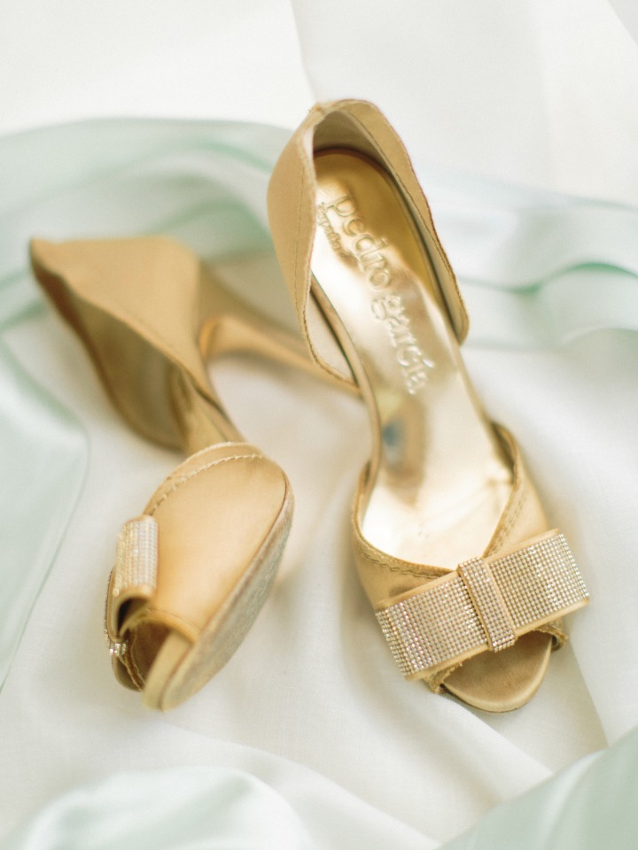 Gold heels for the bride