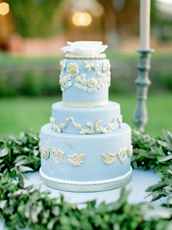 Elegant blue wedding cake