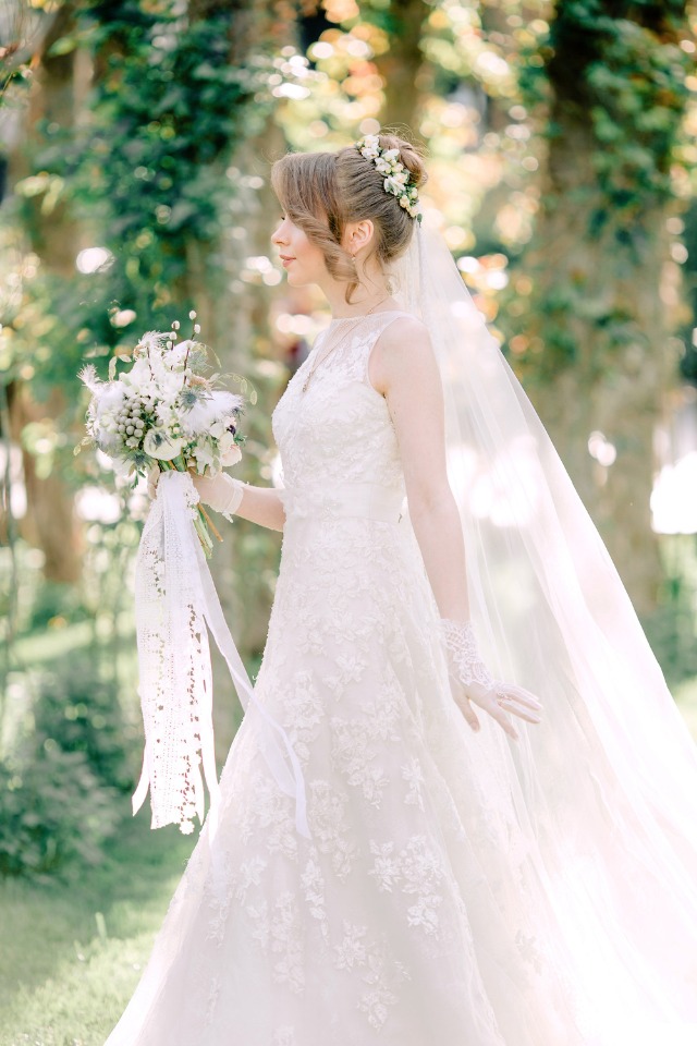 Spring bride with lace gloves