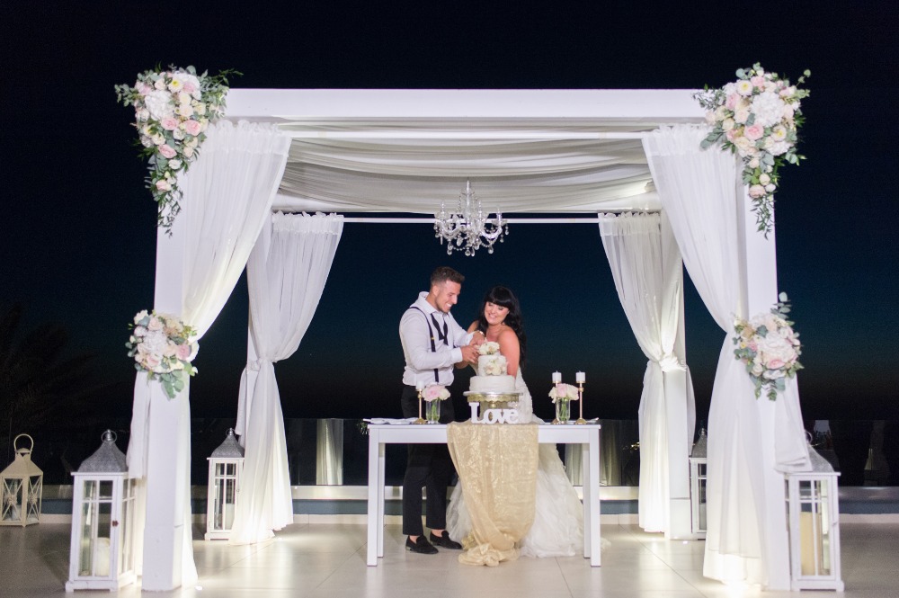 when-romance-happens-in-greece-it