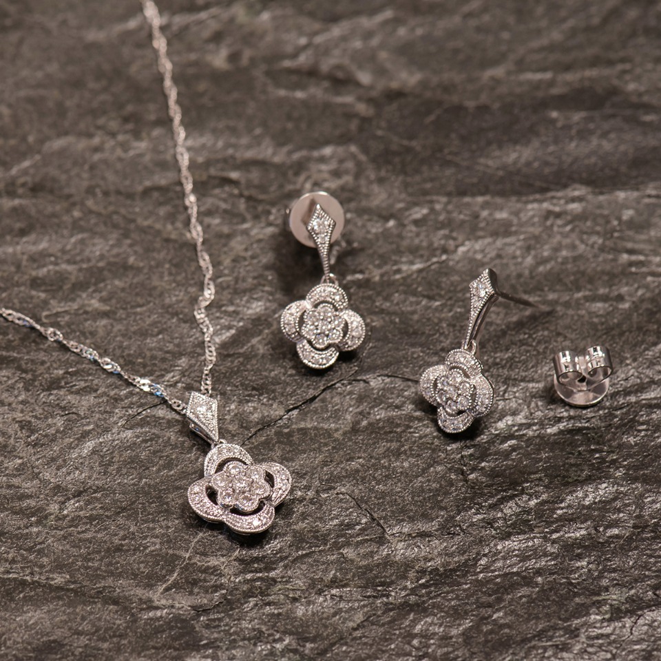 Elegant diamond flower necklace and earrings set