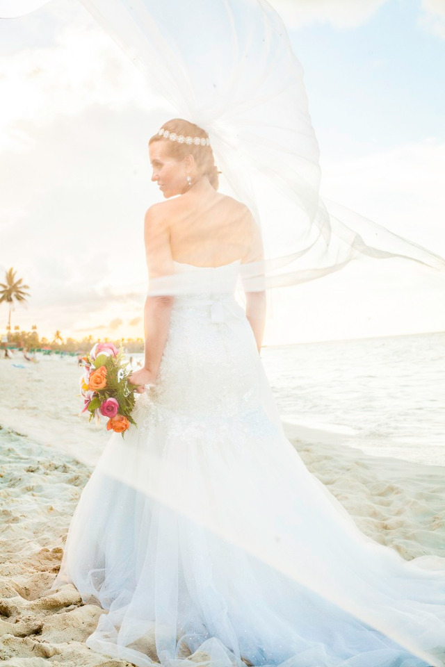 beautiful beach bride in the Bahamas