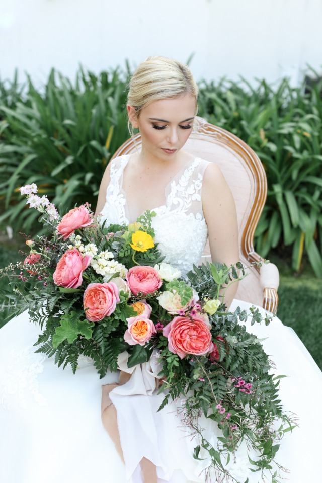 Her makeup and that BOUQUET are perfection!