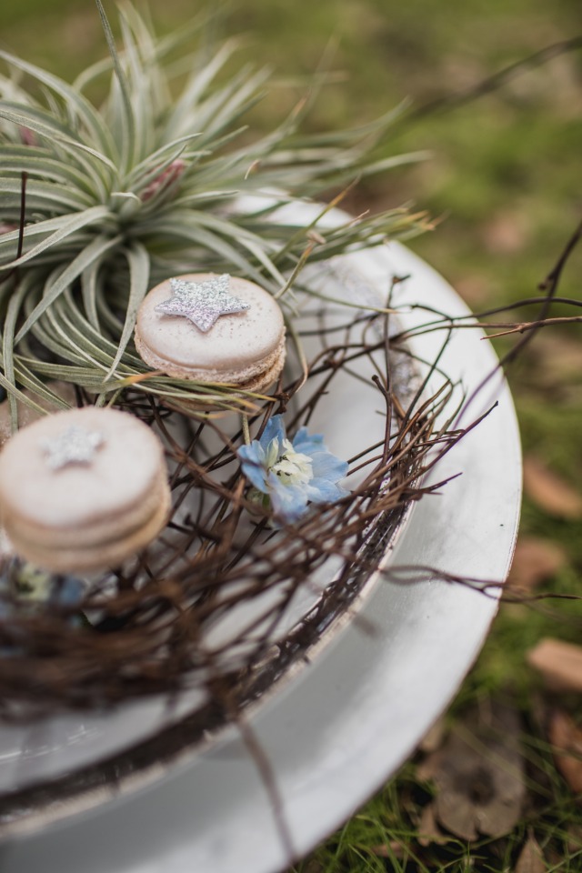 wedding macarons with glittery star toppers