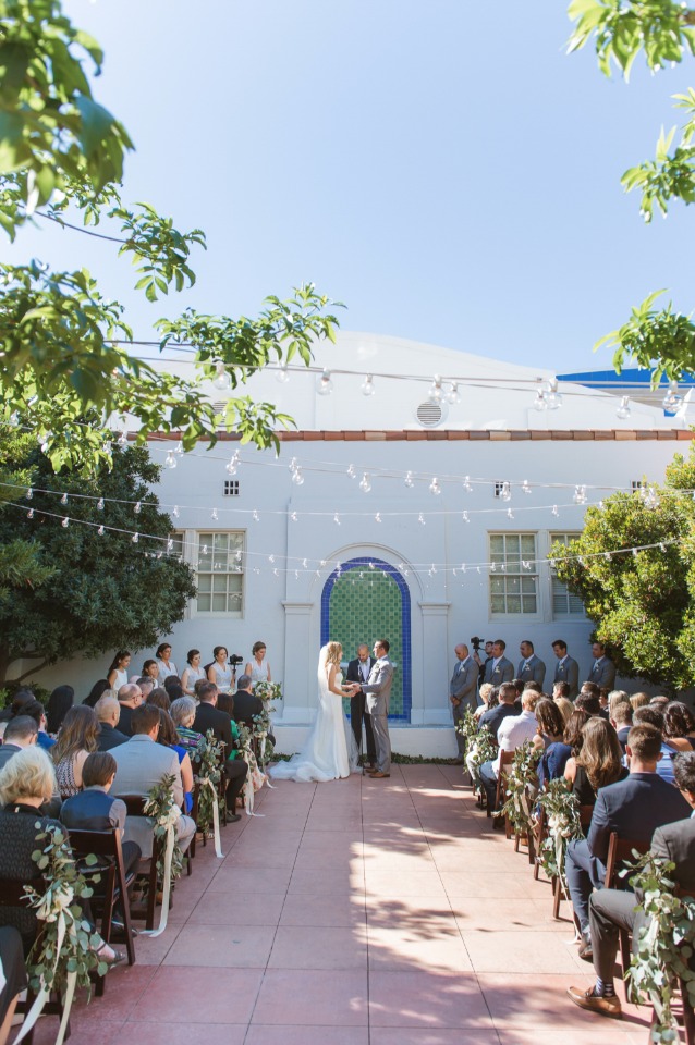 Pretty courtyard wedding in Vegas