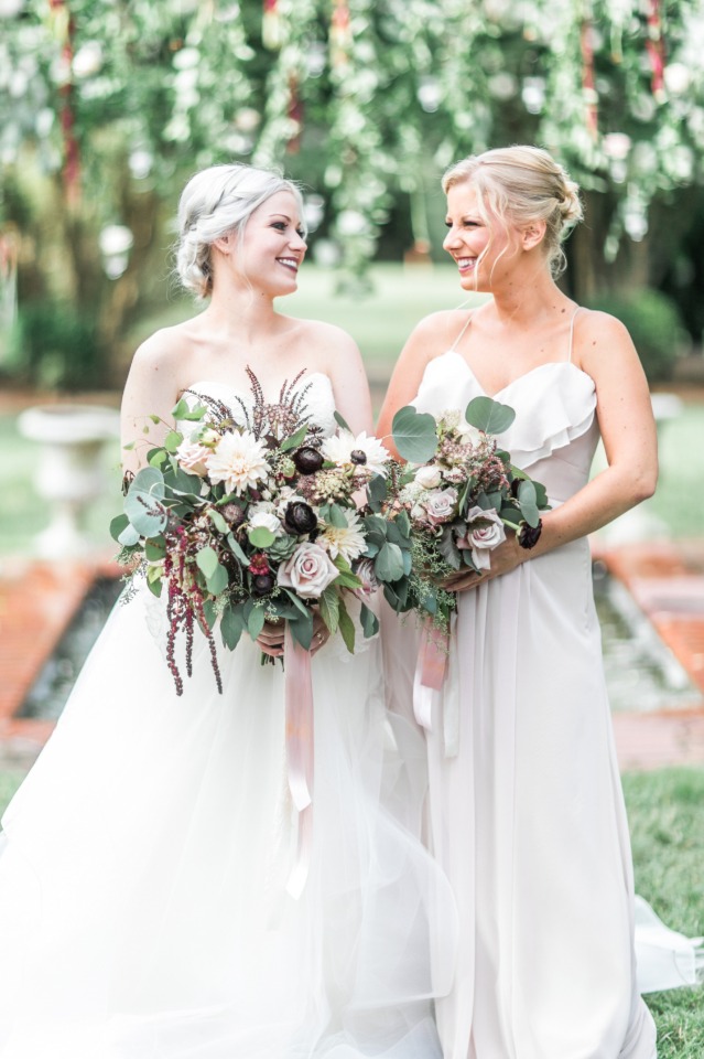 Love this bride and bridesmaid looks
