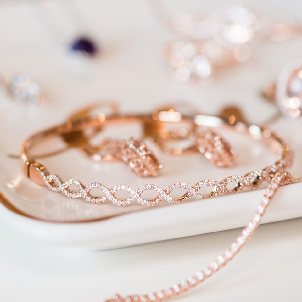 Elegant rose gold bracelet with sparkling diamonds